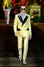 ドルチェ＆ガッバーナ 2020年春夏メンズコレクション、ジャングルの中で楽しむエレガンスな着こなし｜写真131