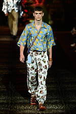 ドルチェ＆ガッバーナ 2020年春夏メンズコレクション、ジャングルの中で楽しむエレガンスな着こなし｜写真15