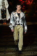 ドルチェ＆ガッバーナ 2020年春夏メンズコレクション、ジャングルの中で楽しむエレガンスな着こなし｜写真16