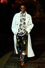 ドルチェ＆ガッバーナ 2020年春夏メンズコレクション、ジャングルの中で楽しむエレガンスな着こなし｜写真17