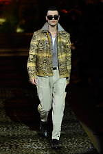 ドルチェ＆ガッバーナ 2020年春夏メンズコレクション、ジャングルの中で楽しむエレガンスな着こなし｜写真18