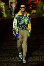 ドルチェ＆ガッバーナ 2020年春夏メンズコレクション、ジャングルの中で楽しむエレガンスな着こなし｜写真19