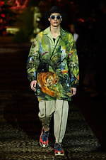 ドルチェ＆ガッバーナ 2020年春夏メンズコレクション、ジャングルの中で楽しむエレガンスな着こなし｜写真22