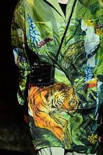 ドルチェ＆ガッバーナ 2020年春夏メンズコレクション、ジャングルの中で楽しむエレガンスな着こなし｜写真23