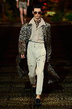 ドルチェ＆ガッバーナ 2020年春夏メンズコレクション、ジャングルの中で楽しむエレガンスな着こなし｜写真24