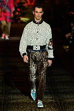 ドルチェ＆ガッバーナ 2020年春夏メンズコレクション、ジャングルの中で楽しむエレガンスな着こなし｜写真26