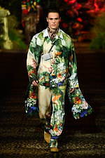 ドルチェ＆ガッバーナ 2020年春夏メンズコレクション、ジャングルの中で楽しむエレガンスな着こなし｜写真30