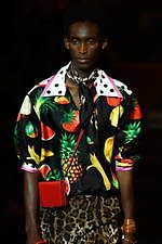 ドルチェ＆ガッバーナ 2020年春夏メンズコレクション、ジャングルの中で楽しむエレガンスな着こなし｜写真32