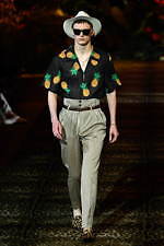 ドルチェ＆ガッバーナ 2020年春夏メンズコレクション、ジャングルの中で楽しむエレガンスな着こなし｜写真38