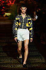 ドルチェ＆ガッバーナ 2020年春夏メンズコレクション、ジャングルの中で楽しむエレガンスな着こなし｜写真39