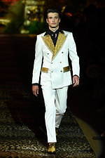 ドルチェ＆ガッバーナ 2020年春夏メンズコレクション、ジャングルの中で楽しむエレガンスな着こなし｜写真42