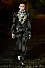 ドルチェ＆ガッバーナ 2020年春夏メンズコレクション、ジャングルの中で楽しむエレガンスな着こなし｜写真45