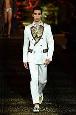 ドルチェ＆ガッバーナ 2020年春夏メンズコレクション、ジャングルの中で楽しむエレガンスな着こなし｜写真47