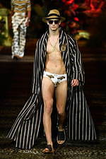 ドルチェ＆ガッバーナ 2020年春夏メンズコレクション、ジャングルの中で楽しむエレガンスな着こなし｜写真48