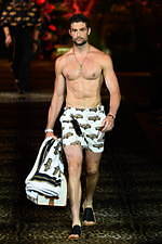 ドルチェ＆ガッバーナ 2020年春夏メンズコレクション、ジャングルの中で楽しむエレガンスな着こなし｜写真50