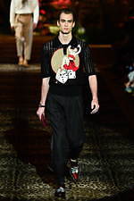 ドルチェ＆ガッバーナ 2020年春夏メンズコレクション、ジャングルの中で楽しむエレガンスな着こなし｜写真53