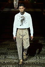 ドルチェ＆ガッバーナ 2020年春夏メンズコレクション、ジャングルの中で楽しむエレガンスな着こなし｜写真55