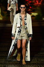 ドルチェ＆ガッバーナ 2020年春夏メンズコレクション、ジャングルの中で楽しむエレガンスな着こなし｜写真58