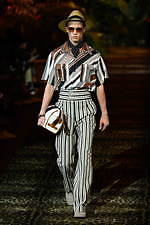 ドルチェ＆ガッバーナ 2020年春夏メンズコレクション、ジャングルの中で楽しむエレガンスな着こなし｜写真59