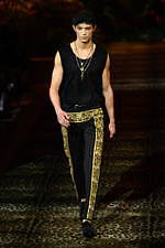 ドルチェ＆ガッバーナ 2020年春夏メンズコレクション、ジャングルの中で楽しむエレガンスな着こなし｜写真63