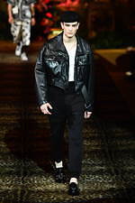 ドルチェ＆ガッバーナ 2020年春夏メンズコレクション、ジャングルの中で楽しむエレガンスな着こなし｜写真67