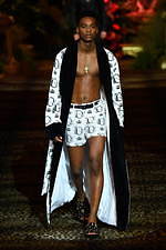 ドルチェ＆ガッバーナ 2020年春夏メンズコレクション、ジャングルの中で楽しむエレガンスな着こなし｜写真73