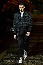 ドルチェ＆ガッバーナ 2020年春夏メンズコレクション、ジャングルの中で楽しむエレガンスな着こなし｜写真75