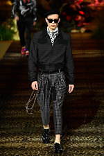 ドルチェ＆ガッバーナ 2020年春夏メンズコレクション、ジャングルの中で楽しむエレガンスな着こなし｜写真77