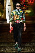 ドルチェ＆ガッバーナ 2020年春夏メンズコレクション、ジャングルの中で楽しむエレガンスな着こなし｜写真80