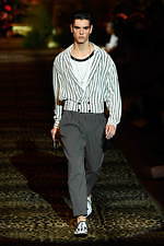 ドルチェ＆ガッバーナ 2020年春夏メンズコレクション、ジャングルの中で楽しむエレガンスな着こなし｜写真83