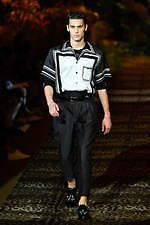 ドルチェ＆ガッバーナ 2020年春夏メンズコレクション、ジャングルの中で楽しむエレガンスな着こなし｜写真85