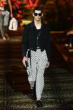 ドルチェ＆ガッバーナ 2020年春夏メンズコレクション、ジャングルの中で楽しむエレガンスな着こなし｜写真86