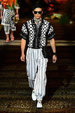 ドルチェ＆ガッバーナ 2020年春夏メンズコレクション、ジャングルの中で楽しむエレガンスな着こなし｜写真90