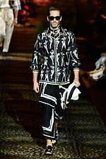 ドルチェ＆ガッバーナ 2020年春夏メンズコレクション、ジャングルの中で楽しむエレガンスな着こなし｜写真92