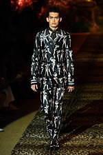 ドルチェ＆ガッバーナ 2020年春夏メンズコレクション、ジャングルの中で楽しむエレガンスな着こなし｜写真94