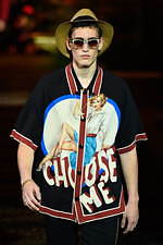 ドルチェ＆ガッバーナ 2020年春夏メンズコレクション、ジャングルの中で楽しむエレガンスな着こなし｜写真99