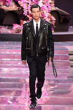 ヴェルサーチェ 2020年春夏メンズコレクション - 力強い男性像の追求――自信と自由、自己表現｜写真12