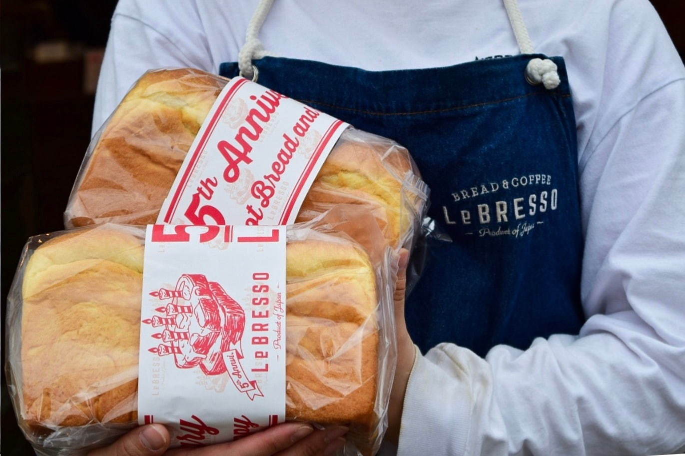 食パン専門店×コーヒースタンド「レブレッソ」無料で厚切りトーストにサイズUP、5周年記念｜写真1