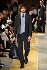 ジョルジオ アルマーニ 2020年春夏コレクション、歴史深い建築物の中でみせる新たなエレガンス｜写真1