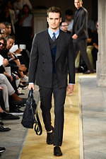 ジョルジオ アルマーニ 2020年春夏コレクション、歴史深い建築物の中でみせる新たなエレガンス｜写真2