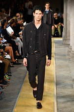 ジョルジオ アルマーニ 2020年春夏コレクション、歴史深い建築物の中でみせる新たなエレガンス｜写真4