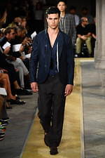 ジョルジオ アルマーニ 2020年春夏コレクション、歴史深い建築物の中でみせる新たなエレガンス｜写真13