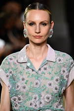 ジョルジオ アルマーニ 2020年春夏コレクション、歴史深い建築物の中でみせる新たなエレガンス｜写真145