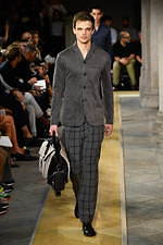 ジョルジオ アルマーニ 2020年春夏コレクション、歴史深い建築物の中でみせる新たなエレガンス｜写真15