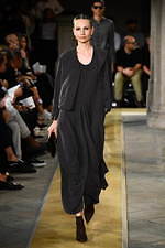 ジョルジオ アルマーニ 2020年春夏コレクション、歴史深い建築物の中でみせる新たなエレガンス｜写真18