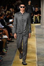 ジョルジオ アルマーニ 2020年春夏コレクション、歴史深い建築物の中でみせる新たなエレガンス｜写真19