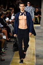 ジョルジオ アルマーニ 2020年春夏コレクション、歴史深い建築物の中でみせる新たなエレガンス｜写真48