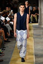 ジョルジオ アルマーニ 2020年春夏コレクション、歴史深い建築物の中でみせる新たなエレガンス｜写真57