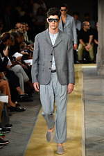 ジョルジオ アルマーニ 2020年春夏コレクション、歴史深い建築物の中でみせる新たなエレガンス｜写真96