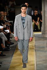 ジョルジオ アルマーニ 2020年春夏コレクション、歴史深い建築物の中でみせる新たなエレガンス｜写真98